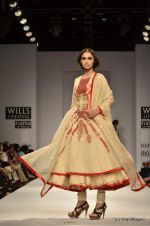 Model walk the ramp for Vineet Bahl Show at Wills Lifestyle India Fashion Week 2012 day 4 on 9th Oct 2012 (90).JPG